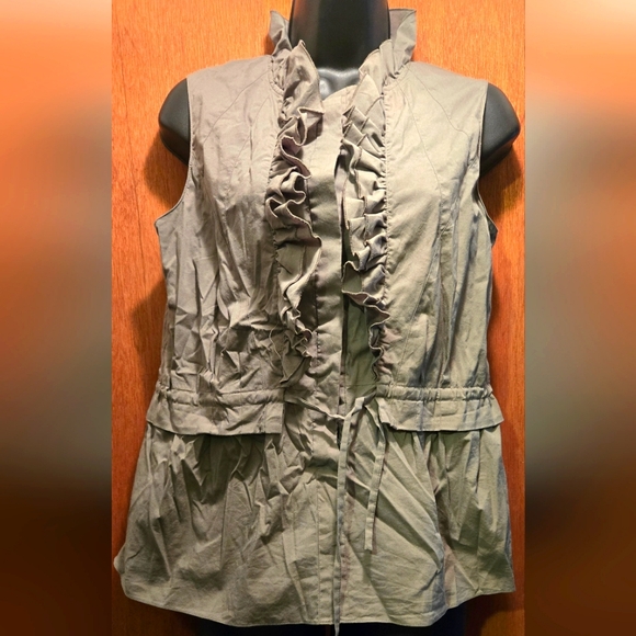 Tahari Tops - Tahari olive Ruffled Sleeveless Blouse szS